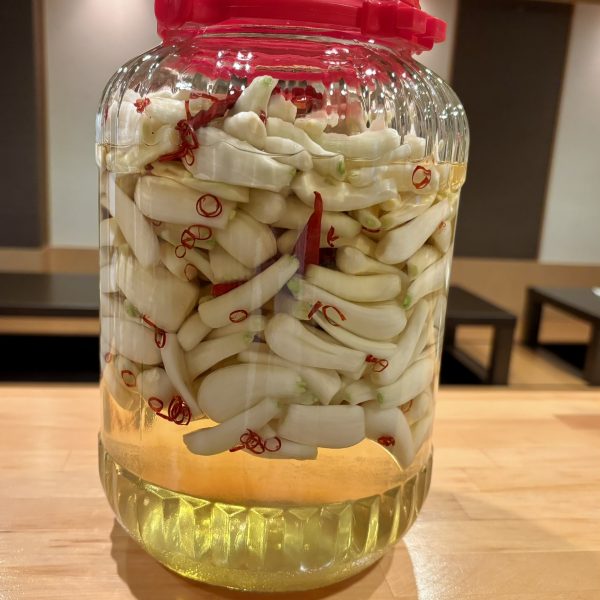 採れたてのらっきょうピリ辛甘酢漬け